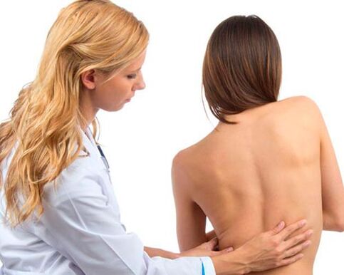 zdravnik pregleda hrbet zaradi bolečin v križu